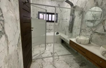 ABIDJAN COCODY : Villa de standing 6 chambres à louer – Piscine / Rooftop