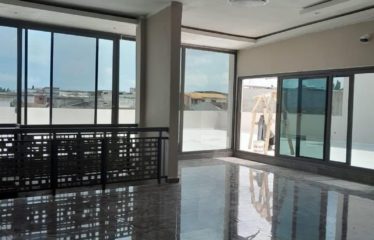 ABIDJAN COCODY : Villa de standing 6 chambres à louer – Piscine / Rooftop