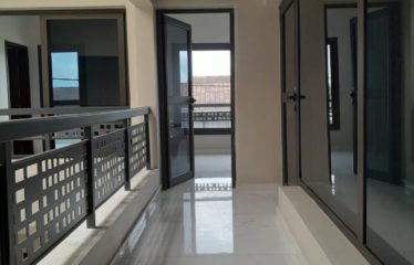 ABIDJAN COCODY : Villa de standing 6 chambres à louer – Piscine / Rooftop