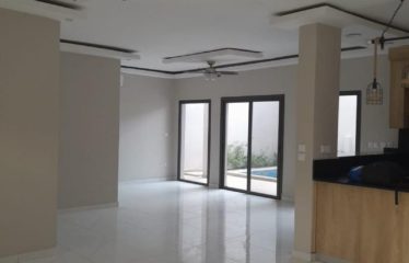 ABIDJAN COCODY : Villa de standing 6 chambres à louer – Piscine / Rooftop