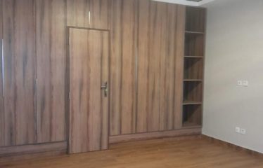 ABIDJAN COCODY : Villa de standing 6 chambres à louer – Piscine / Rooftop