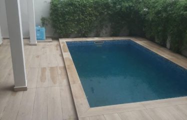 ABIDJAN COCODY : Villa de standing 6 chambres à louer – Piscine / Rooftop