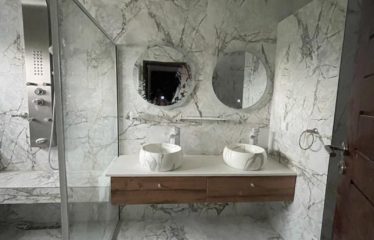 ABIDJAN COCODY : Villa de standing 6 chambres à louer – Piscine / Rooftop