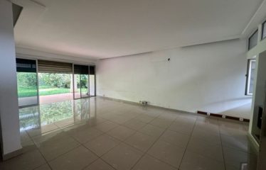 ABIDJAN COCODY : Location villa basse 5 pièces avec piscine