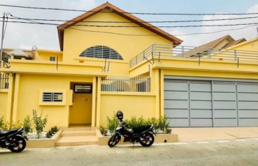 ABIDJUAN COCODY : Location villa duplex 8 pièces – Piscine