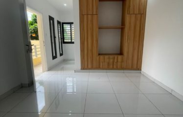 ABIDJUAN COCODY : Location villa duplex 8 pièces – Piscine