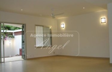 DAKAR YOFF : Villa R+1 à louer de 275 m² au Virage avec jardin et garage