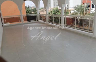 DAKAR POINT E : Villa à louer 525m²