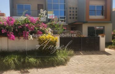DIAMNIADIO : Villa de 450m² à vendre