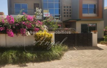 DIAMNIADIO : Villa de 450m² à vendre
