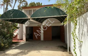 DAKAR ALMADIES : Villa de 1000 m2  à louer aux Almadies