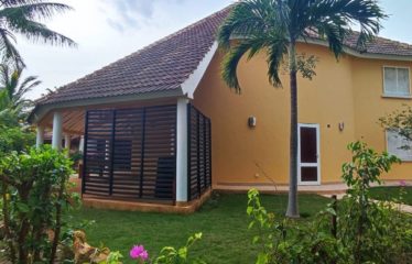 SALY : Belle villa en résidence pieds dans l’eau à vendre