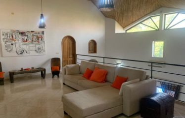 NGAPAROU : Villa avec piscine et beau jardin proche de la mer