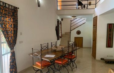NGAPAROU : Villa avec piscine et beau jardin proche de la mer
