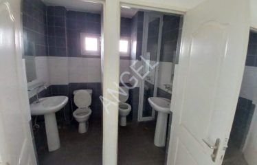 DAKAR POINT-E : Showroom duplex R+2 à louer au niveau du rond-point Place OMVS