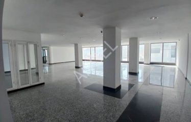 DAKAR POINT-E : Showroom duplex R+2 à louer au niveau du rond-point Place OMVS