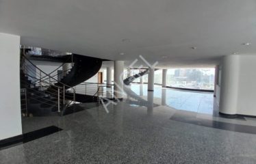 DAKAR POINT-E : Showroom duplex R+2 à louer au niveau du rond-point Place OMVS