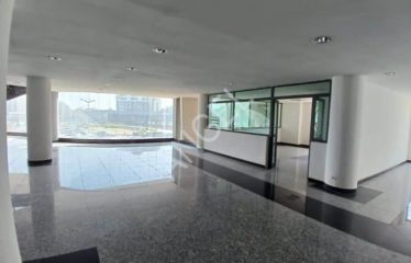 DAKAR POINT-E : Showroom duplex R+2 à louer au niveau du rond-point Place OMVS
