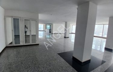 DAKAR POINT-E : Showroom duplex R+2 à louer au niveau du rond-point Place OMVS
