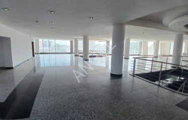 DAKAR POINT-E : Showroom duplex R+2 à louer au niveau du rond-point Place OMVS