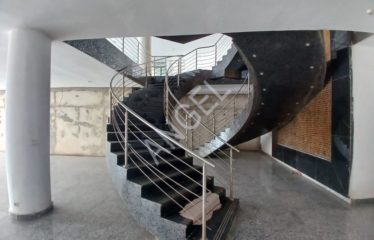 DAKAR POINT-E : Showroom duplex R+2 à louer au niveau du rond-point Place OMVS