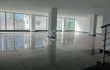 DAKAR POINT-E : Showroom duplex R+2 à louer au niveau du rond-point Place OMVS