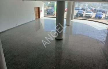DAKAR POINT-E : Showroom duplex R+2 à louer au niveau du rond-point Place OMVS