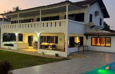 NGAPAROU : Villa pieds dans l’eau à vendre à Ngaparou