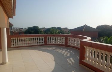 NGAPAROU : Villa avec piscine en 3ème ligne à vendre