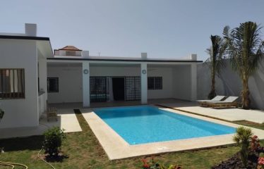 NGAPAROU : Villa neuve avec piscine dans un nouveau quartier résidentiel