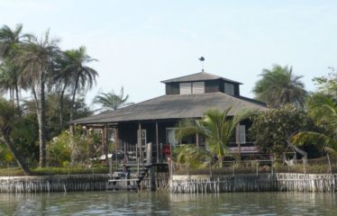 DIEMBÉRING : Superbe maison sur pilotis à vendre les pieds dans l’eau