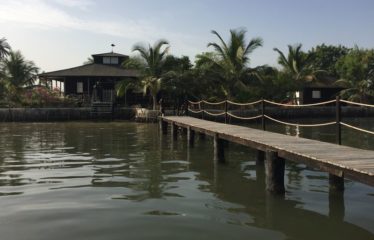 DIEMBÉRING : Superbe maison sur pilotis à vendre les pieds dans l’eau