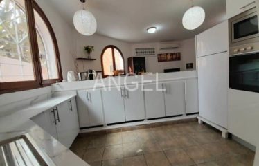 DAKAR ALMADIES : Petite villa bungalow sympathique entièrement équipée climatisée à Ngor à 1 min de la mer