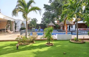 NGUERIGNE : Villa 4 chambres et 2 studios avec piscine à vendre