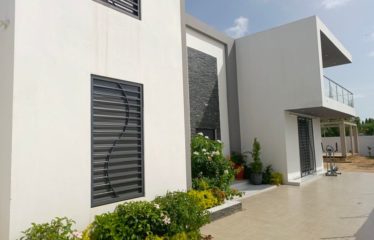 NGUERIGNE : Villa contemporaine 6 chambres avec piscine à vendre