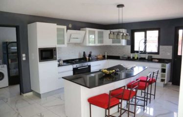 NGUERIGNE : Villa 4 chambres et son bungalow sur un terrain de 5 000 m2 à vendre