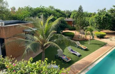 NGUERIGNE : Villa 4 chambres et son bungalow sur un terrain de 5 000 m2 à vendre
