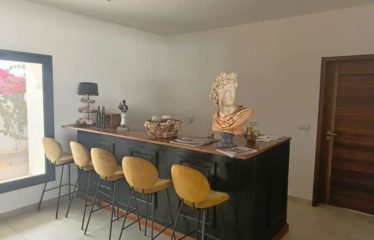 NGAPAROU : Villa contemporaine de 5 chambres avec piscine à vendre