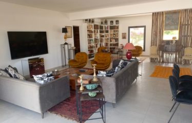 NGAPAROU : Villa contemporaine de 5 chambres avec piscine à vendre