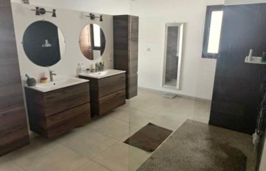 NGAPAROU : Villa contemporaine de 5 chambres avec piscine à vendre