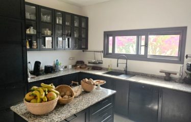 NGAPAROU : Villa contemporaine de 5 chambres avec piscine à vendre