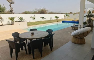 NGAPAROU : Villa contemporaine de 5 chambres avec piscine à vendre