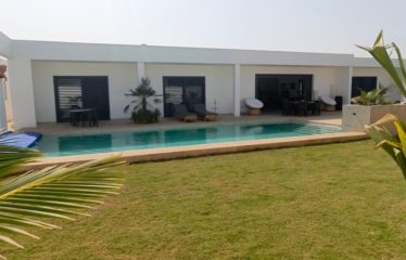 NGAPAROU : Villa contemporaine de 5 chambres avec piscine à vendre