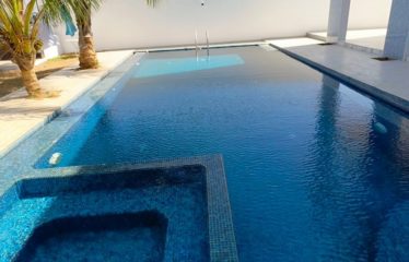 NGAPAROU : Villa contemporaine  R+1 de 5 chambres avec piscine à vendre