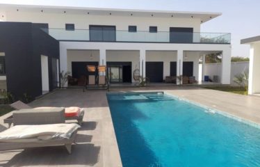 NGUERIGNE : Villa contemporaine de standing en R+1 4 chambres avec piscine à vendre