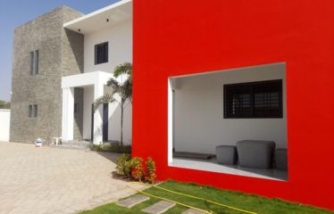 NGUERIGNE : Villa contemporaine de standing en R+1 4 chambres avec piscine à vendre