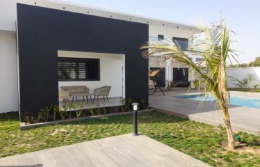 NGUERIGNE : Villa contemporaine de standing en R+1 4 chambres avec piscine à vendre