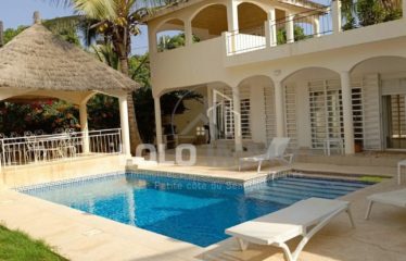 NGAPAROU : Villa 3 chambres avec piscine deuxième ligne à vendre