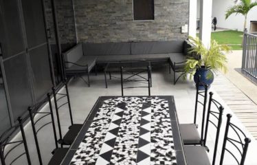 SINTHIANE : Villa contemporaine plain pied 4 chambres et son studio avec piscine à vendre