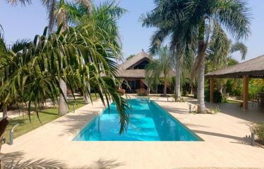 NIANING : Sublime villa de 4 chambres avec piscine en résidence à vendre